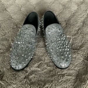 Men’s silver spike dress shoes. Pre own condition. Sz. 8.
